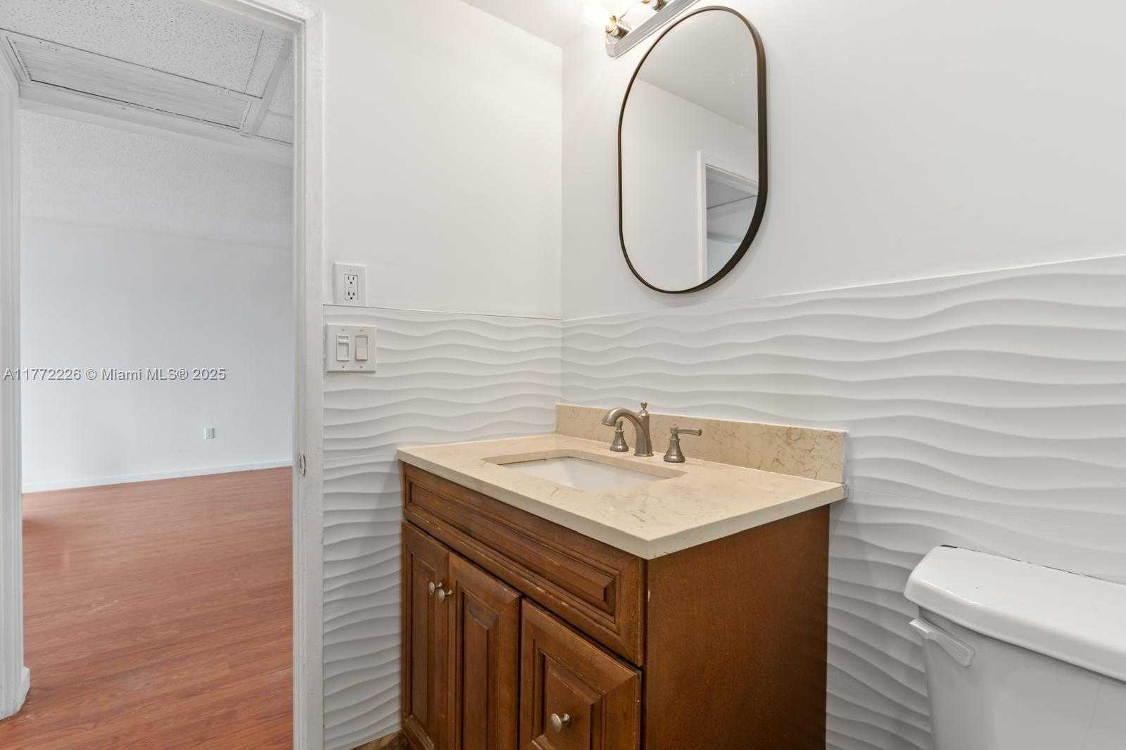 Small Image of 400 KINGS POINT DR #1607, Sunny Isles Beach Number 21