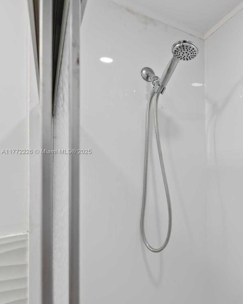 Small Image of 400 KINGS POINT DR #1607, Sunny Isles Beach Number 23