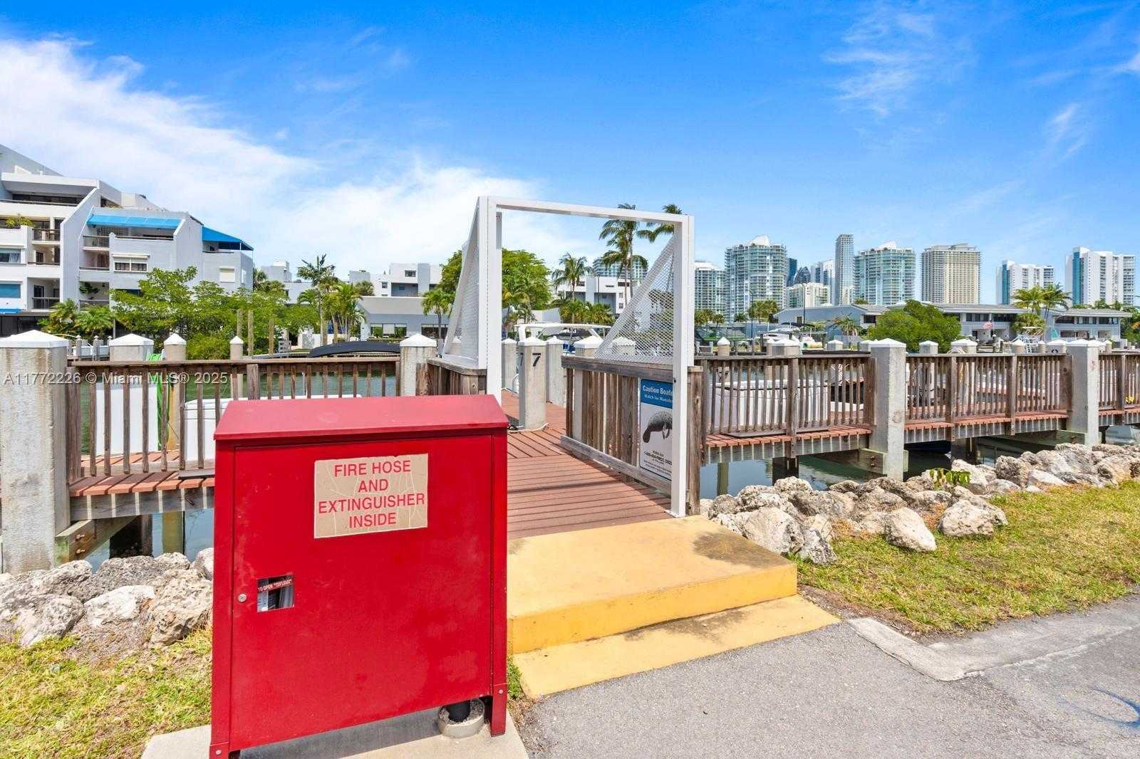 Small Image of 400 KINGS POINT DR #1607, Sunny Isles Beach Number 31