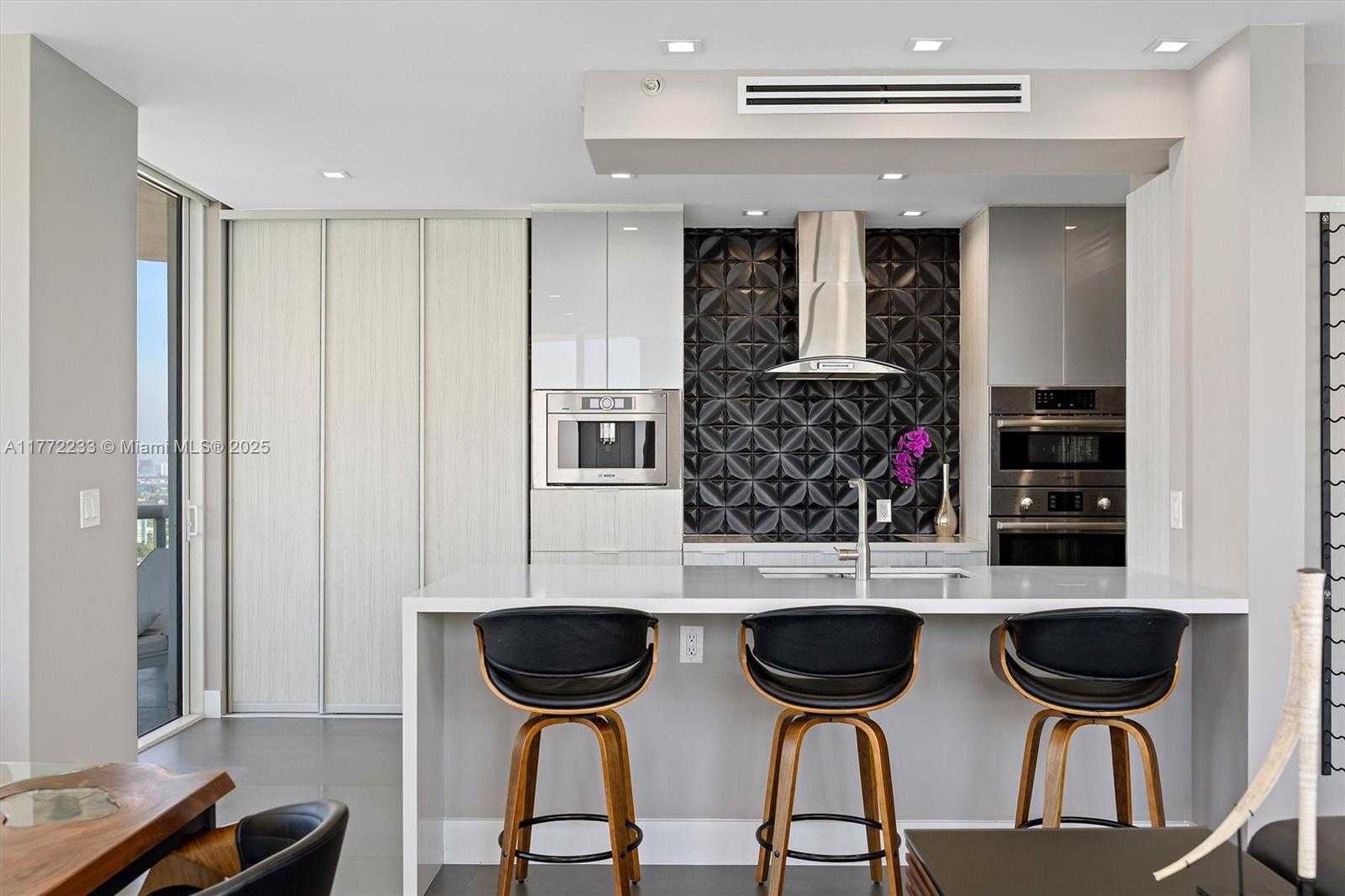 Small Image of 6365 COLLINS AVE #4307, Miami Beach Number 3