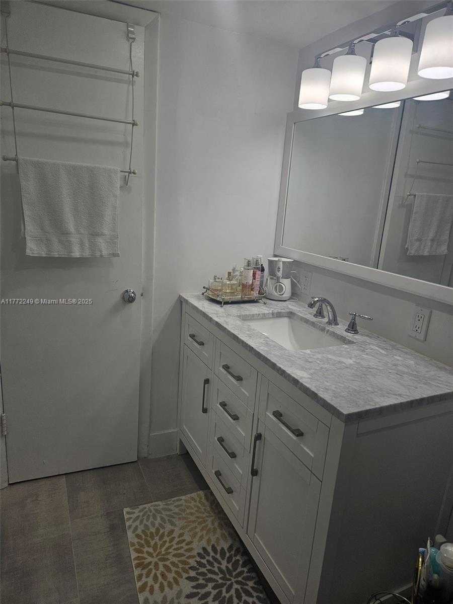 Small Image of 2905 POINT EAST DR #L212, Aventura Number 5
