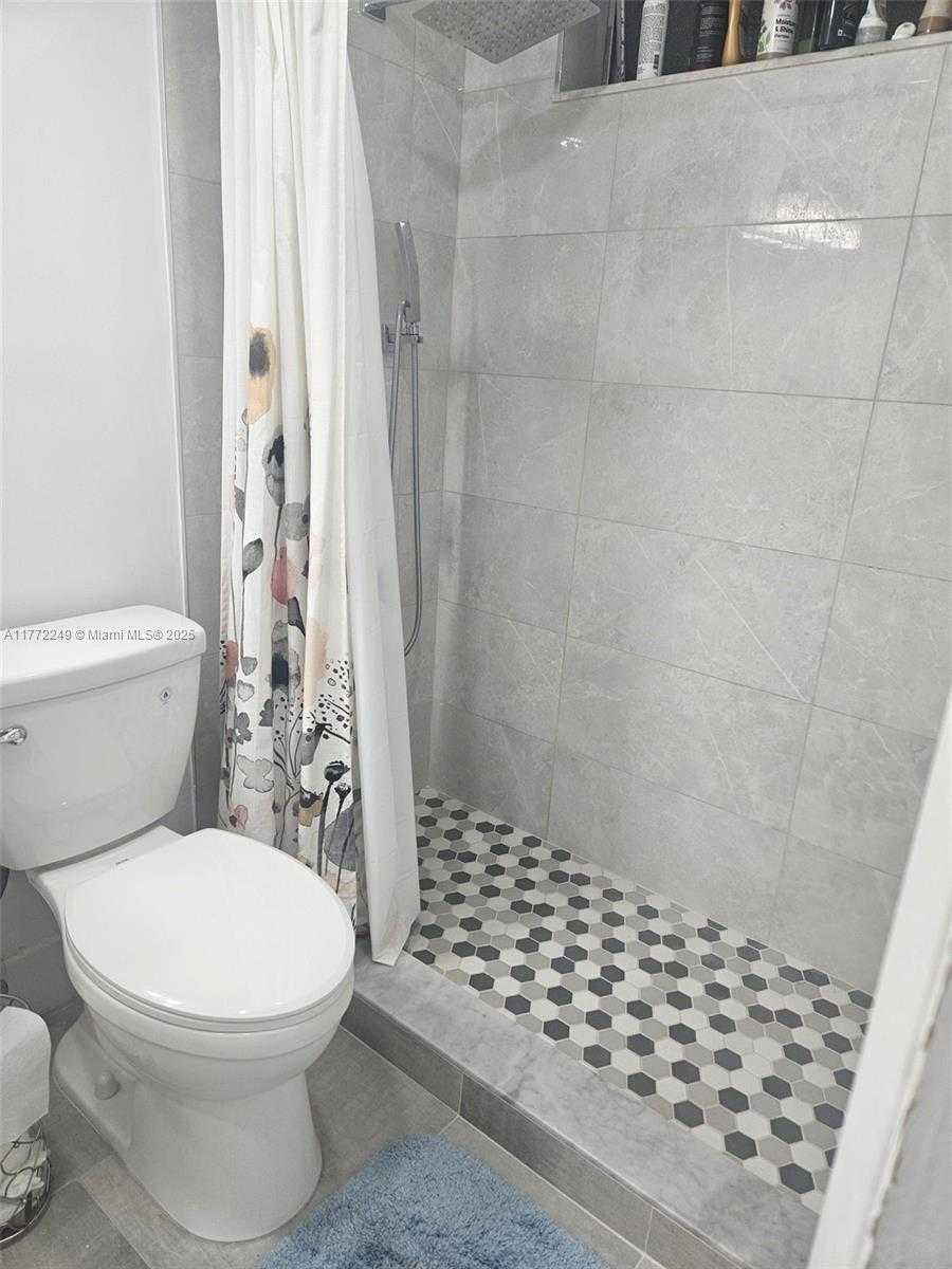 Small Image of 2905 POINT EAST DR #L212, Aventura Number 6