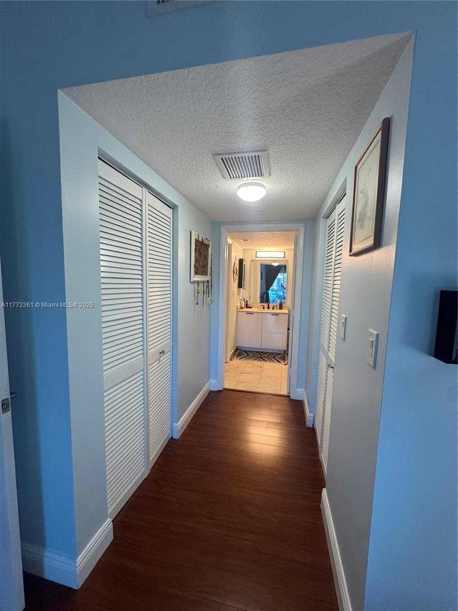 Small Image of 1800 NORTH BAYSHORE DR #1404, Miami Number 9