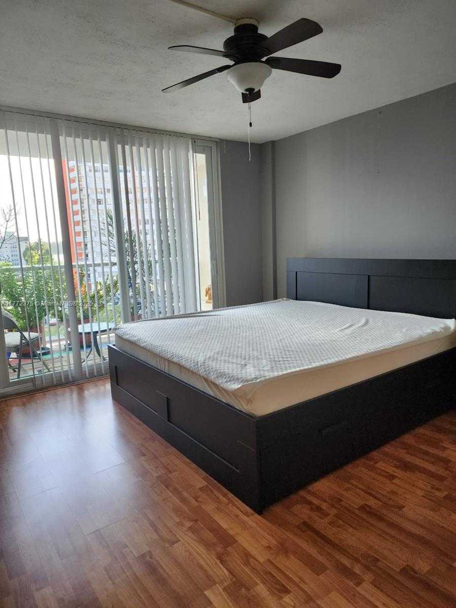 Small Image of 1351 Miami Gardens Dr, Miami Gardens, FL 33169, USA Number 3