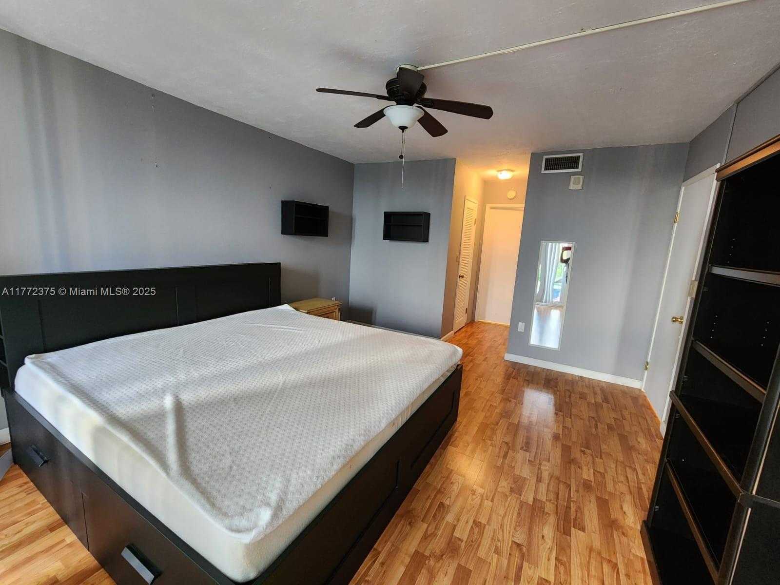 Small Image of 1351 Miami Gardens Dr, Miami Gardens, FL 33169, USA Number 4