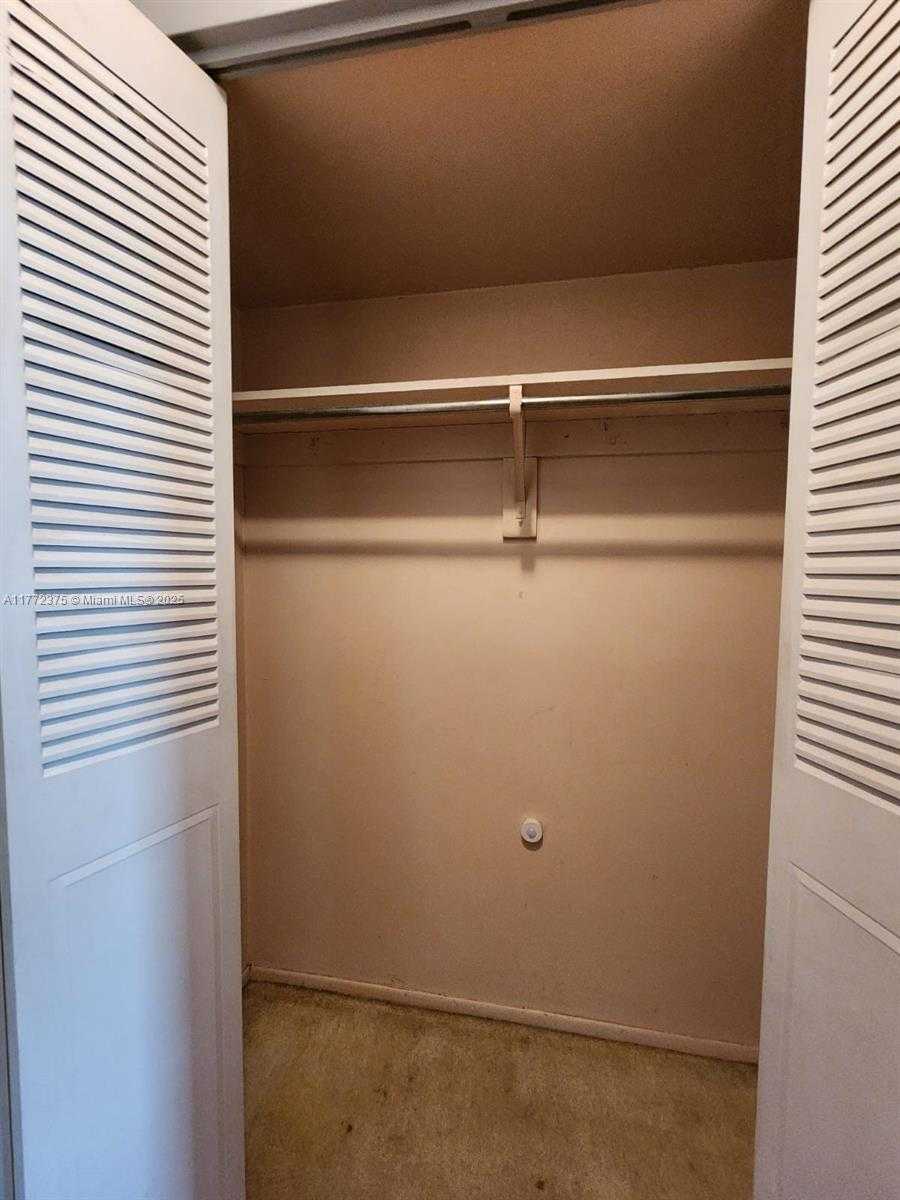 Small Image of 1351 Miami Gardens Dr, Miami Gardens, FL 33169, USA Number 5