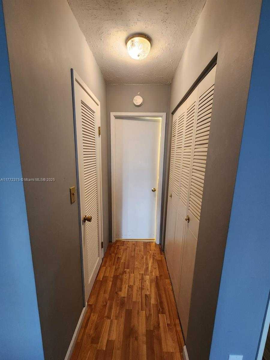 Small Image of 1351 Miami Gardens Dr, Miami Gardens, FL 33169, USA Number 6