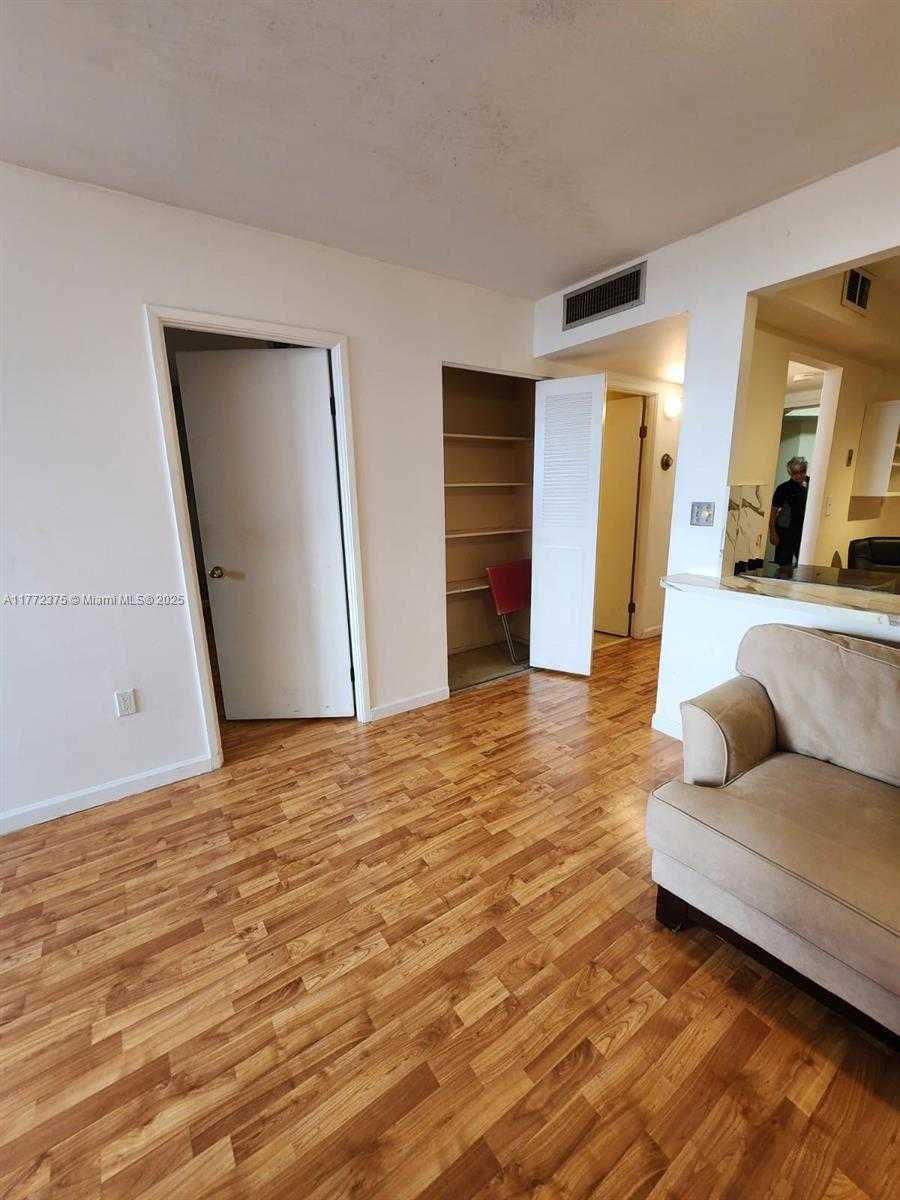 Small Image of 1351 Miami Gardens Dr, Miami Gardens, FL 33169, USA Number 7