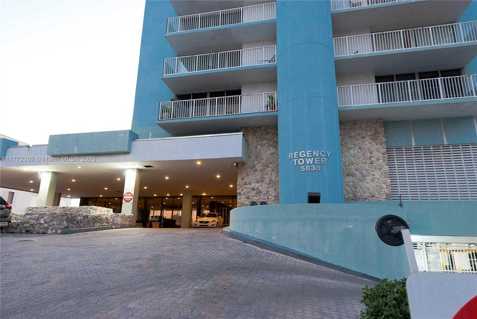 Small Image of 5838 COLLINS AVE #4D, Miami Beach Number 3