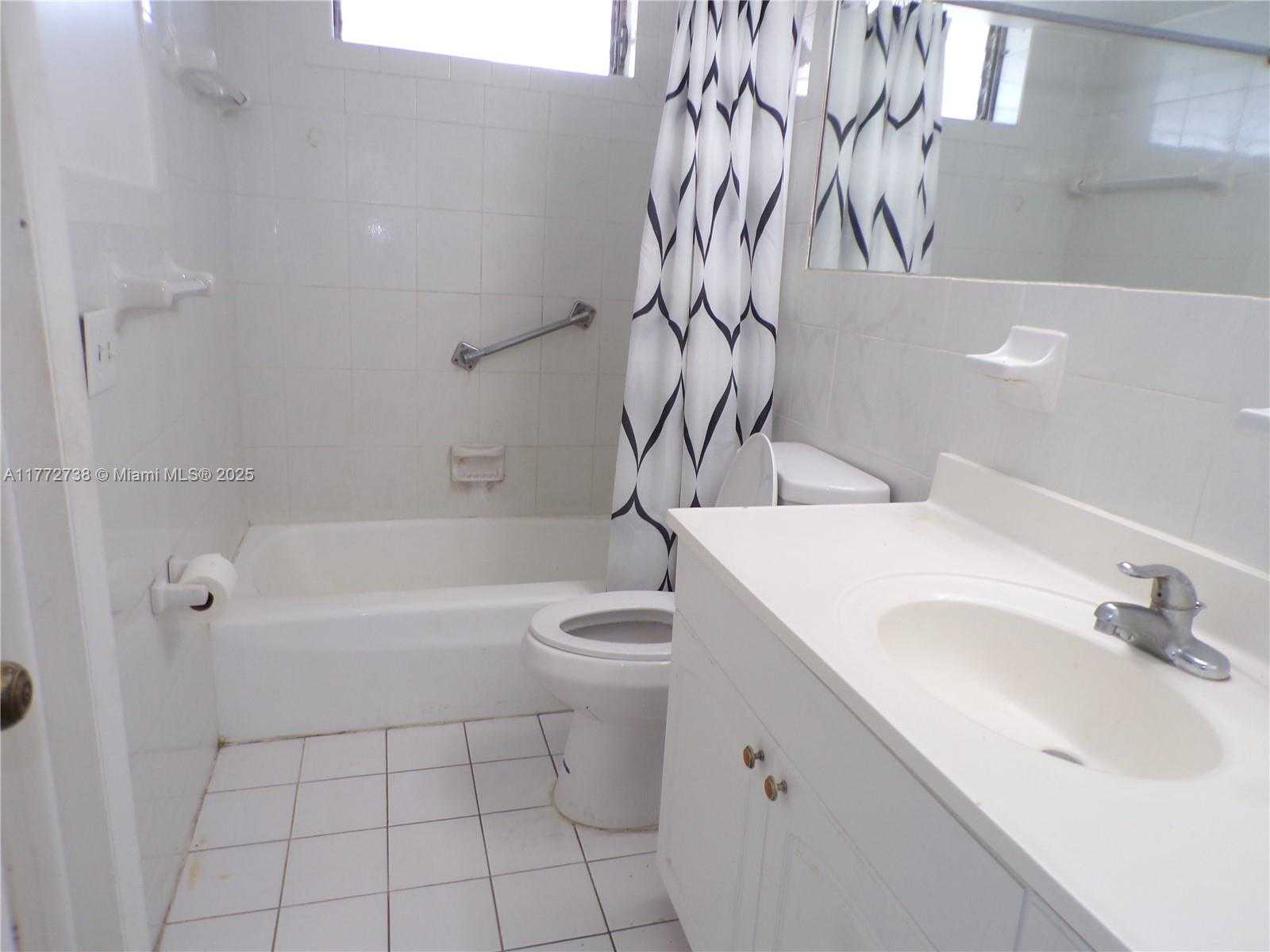 Small Image of 2920 POINT EAST DR #N111, Aventura Number 31