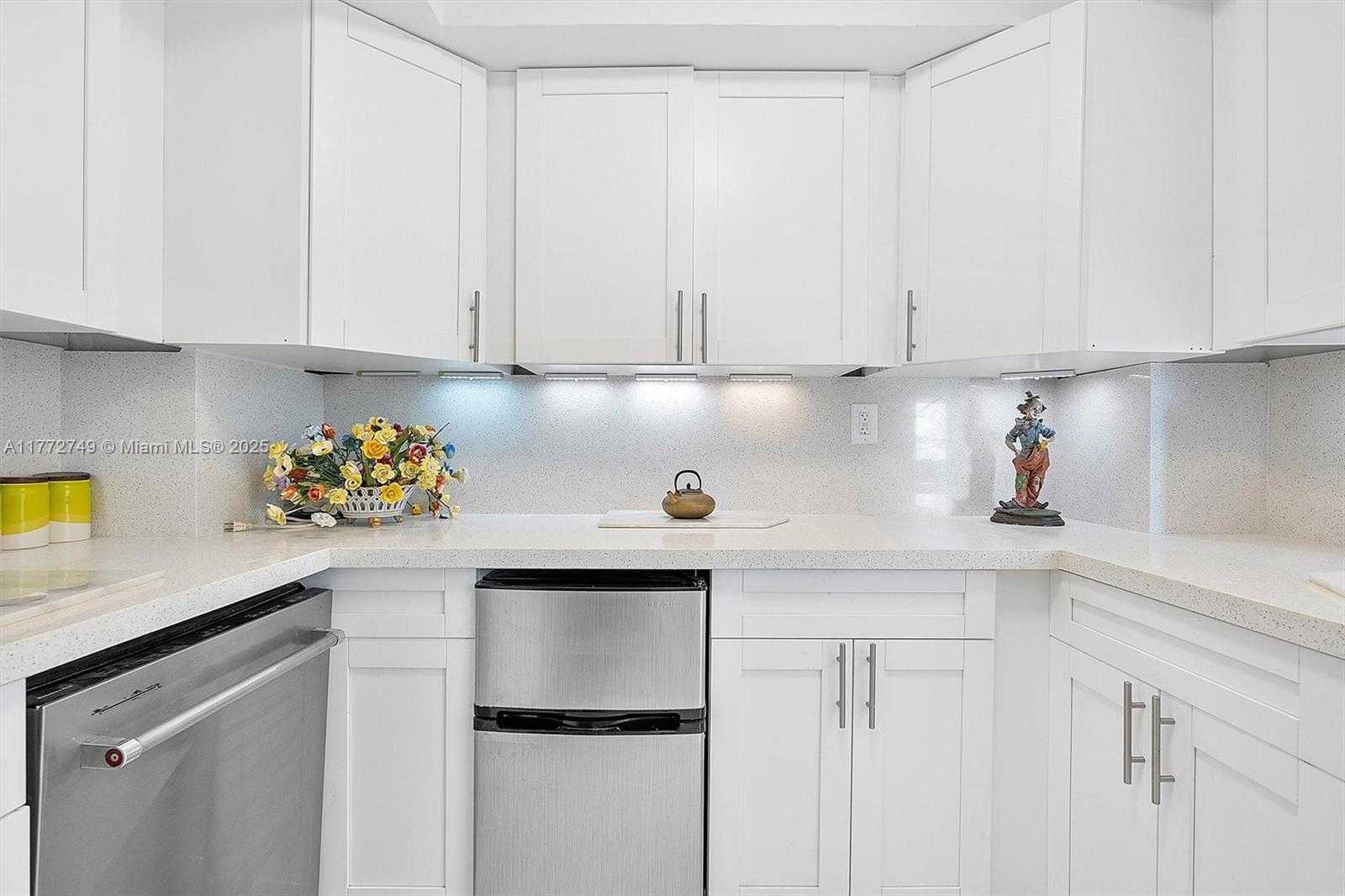 Small Image of 300 BAYVIEW DR #308, Sunny Isles Beach Number 12