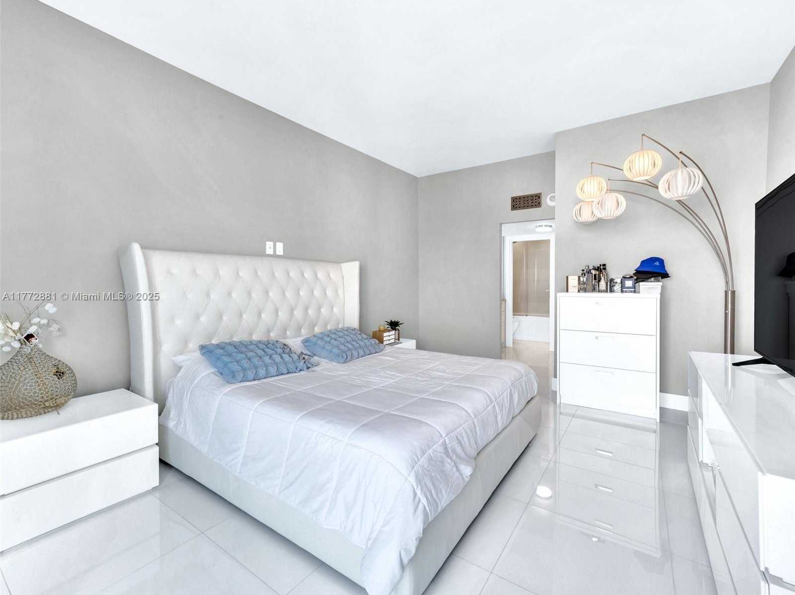 Small Image of 100 BAYVIEW DR #PH01, Sunny Isles Beach Number 12