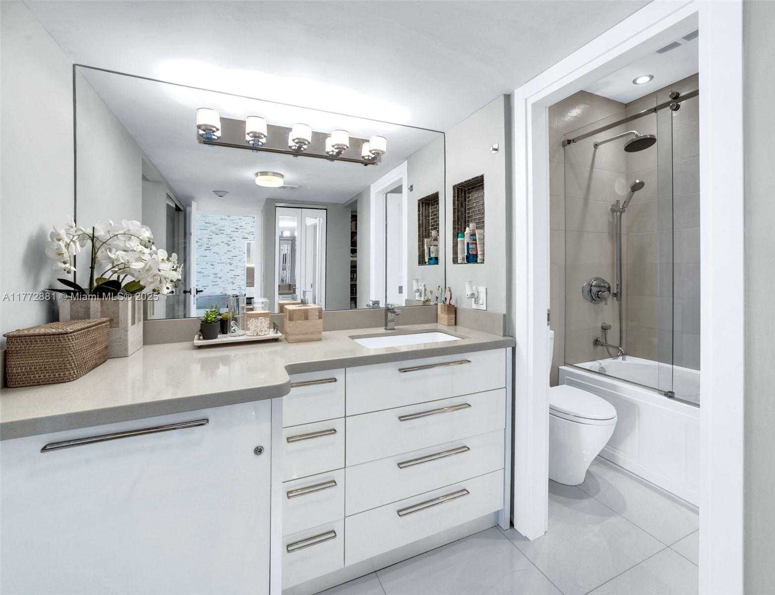 Small Image of 100 BAYVIEW DR #PH01, Sunny Isles Beach Number 14