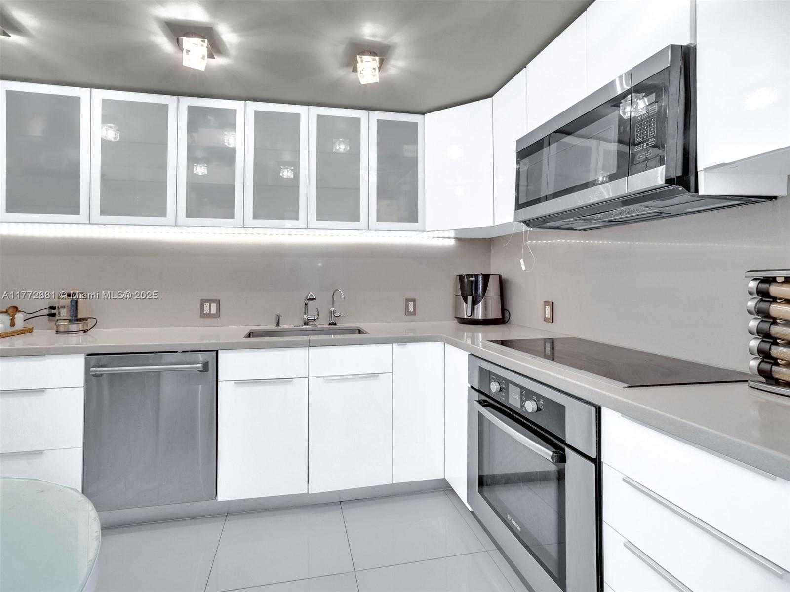 Small Image of 100 BAYVIEW DR #PH01, Sunny Isles Beach Number 8