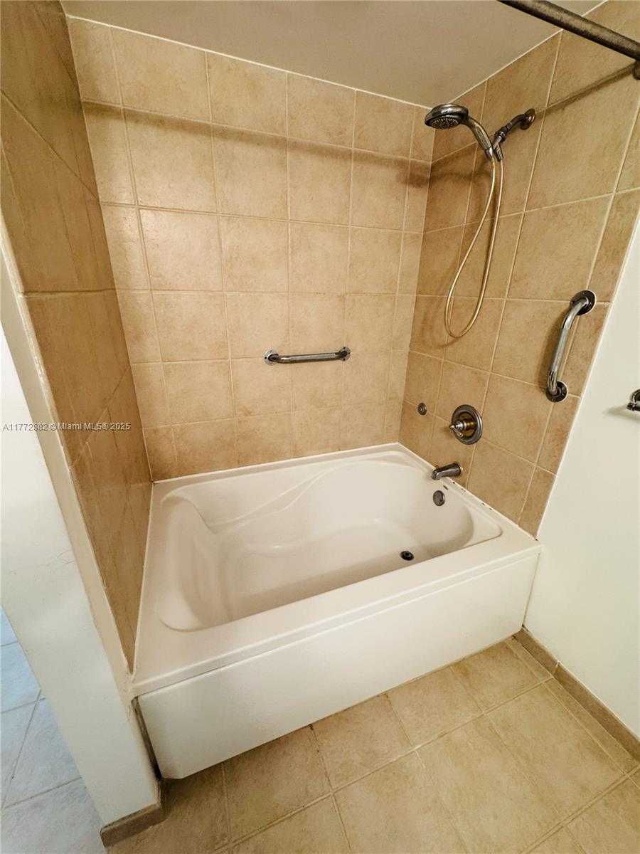 Small Image of 19501 WEST COUNTRY CLUB DR #1006, Aventura Number 30