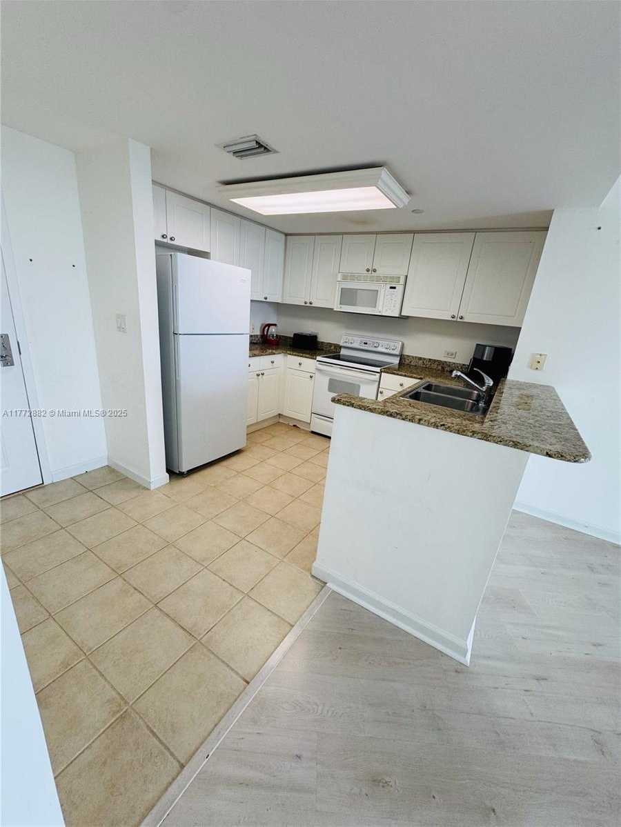 Small Image of 19501 WEST COUNTRY CLUB DR #1006, Aventura Number 5