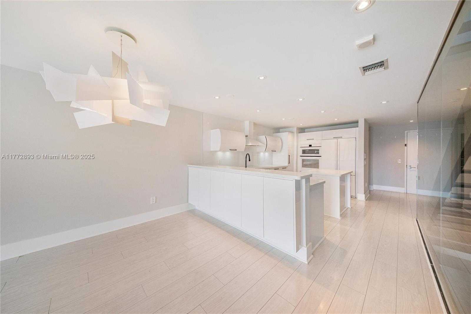 Small Image of Aventura Number 10