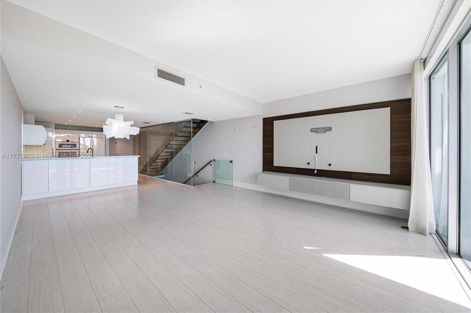 Small Image of Aventura Number 11