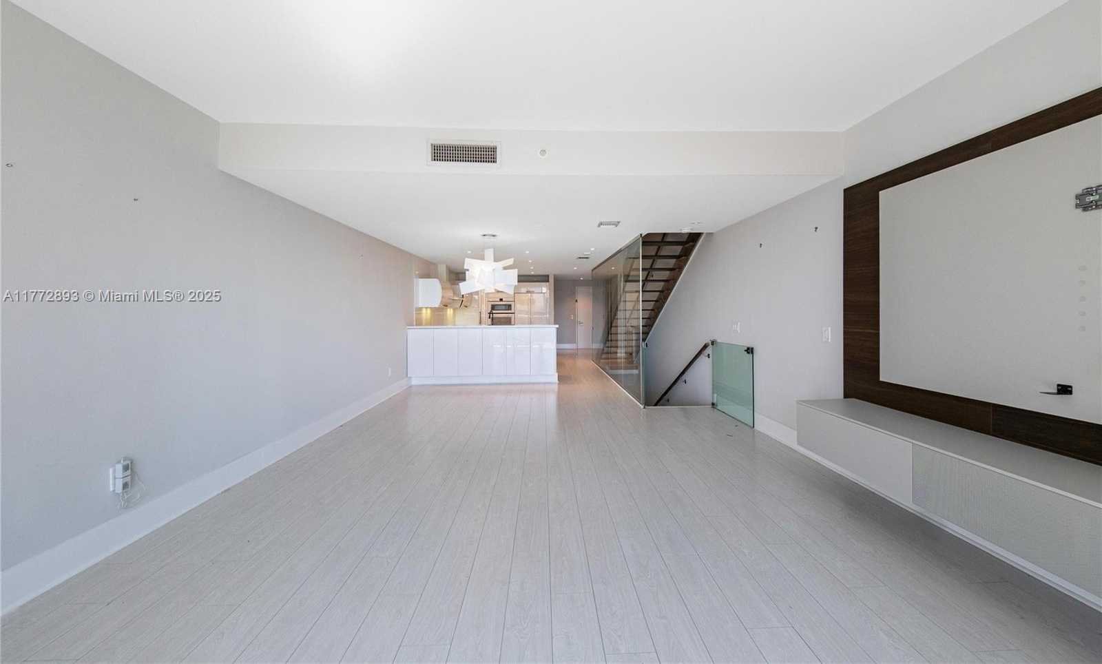 Small Image of Aventura Number 13