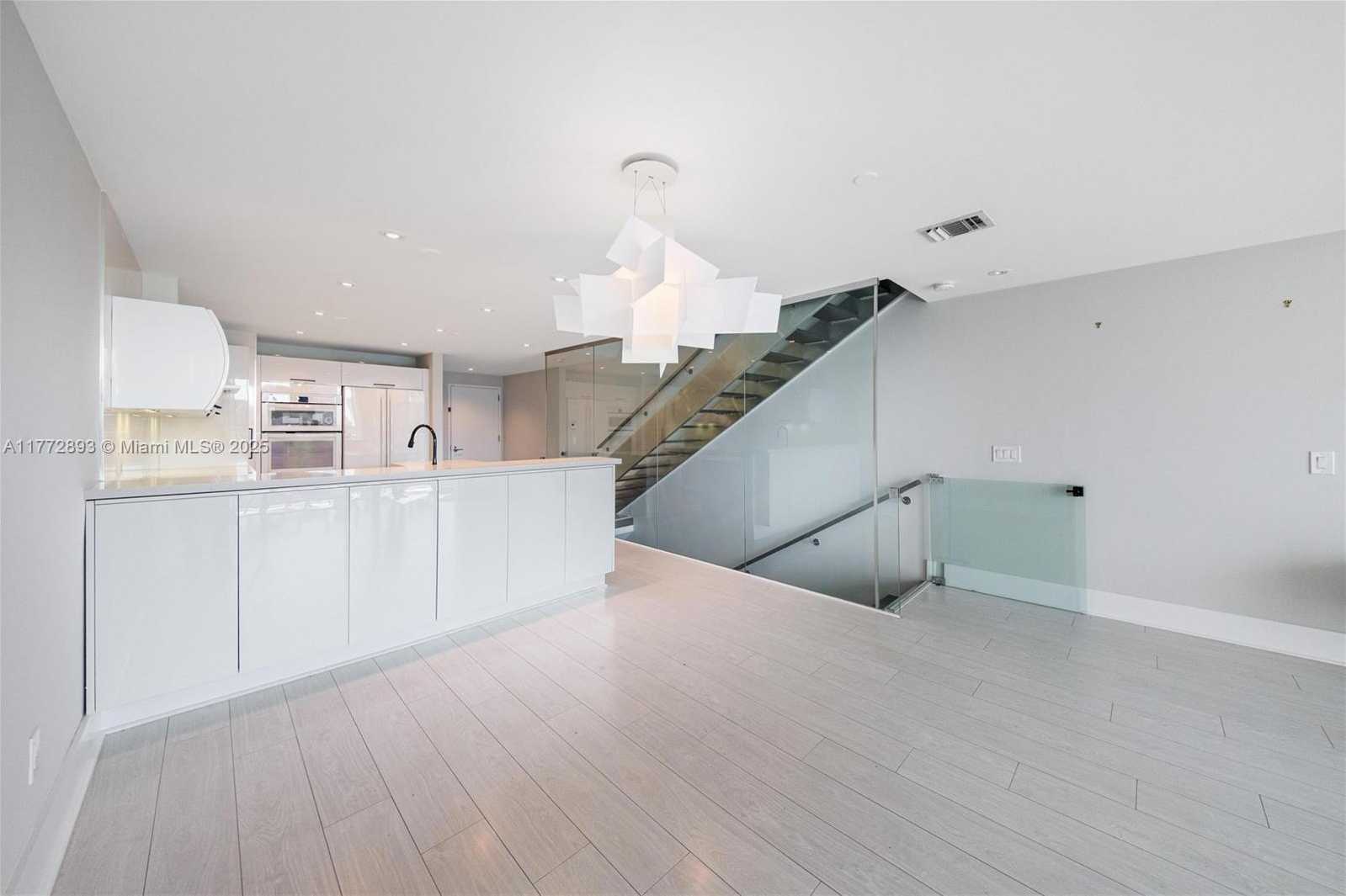 Small Image of Aventura Number 15