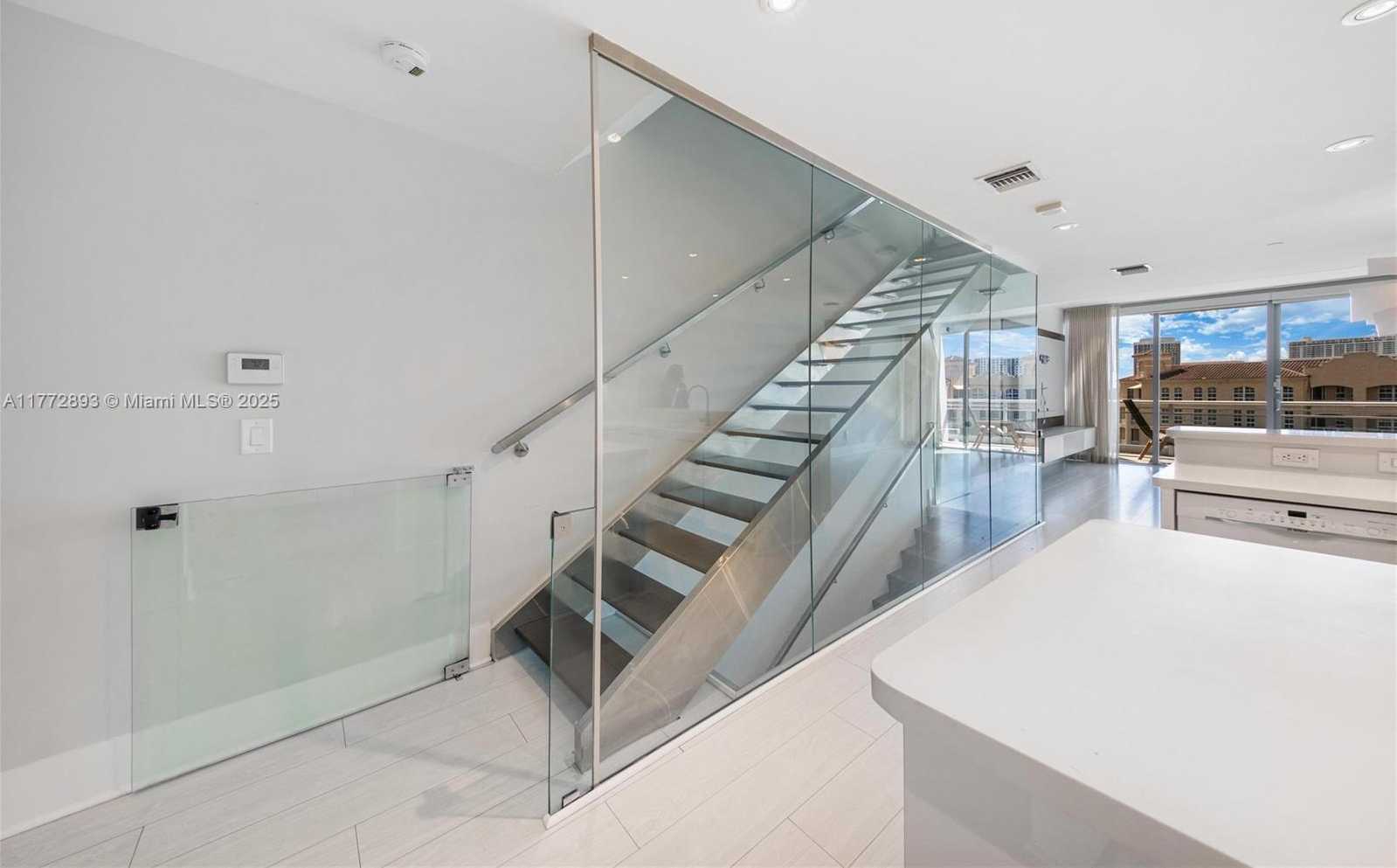 Small Image of Aventura Number 16