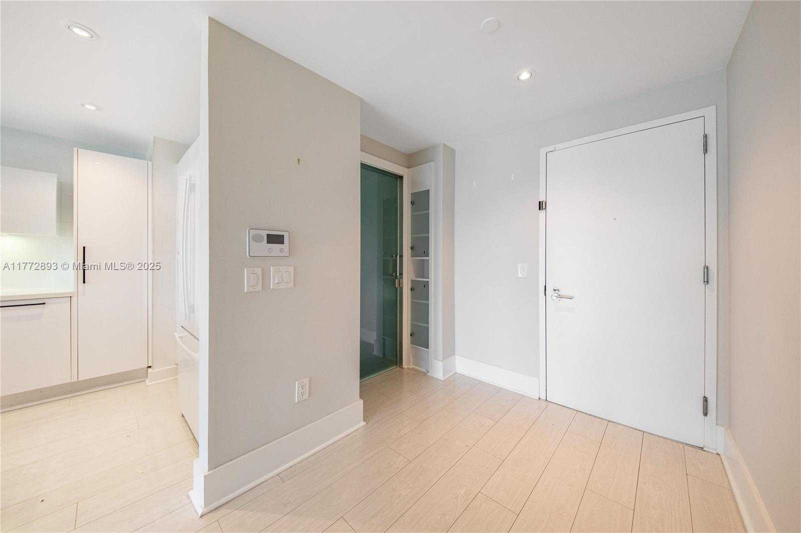 Small Image of Aventura Number 17