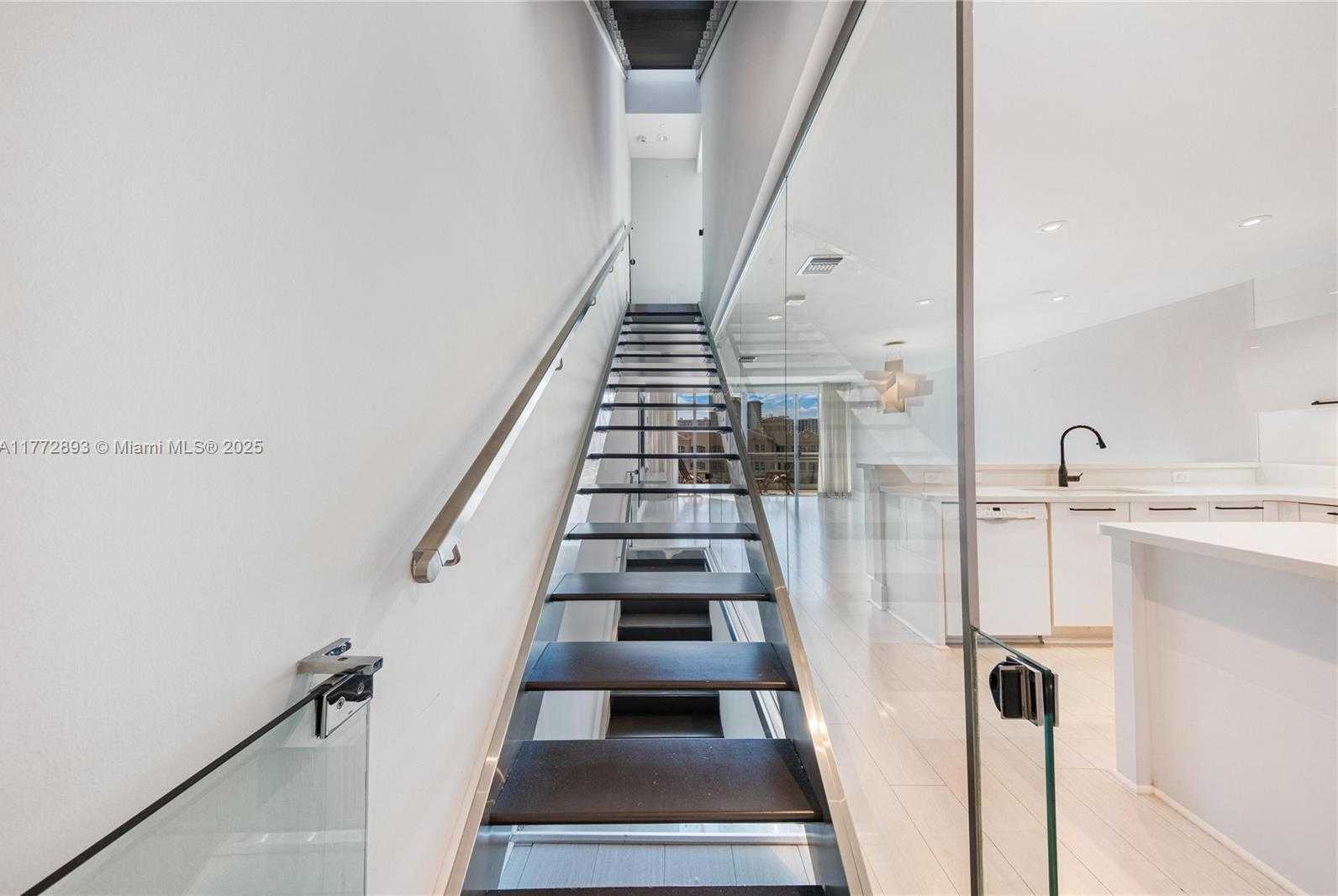 Small Image of Aventura Number 20