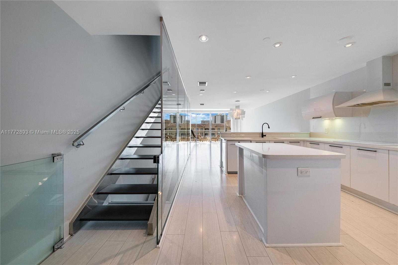 Small Image of Aventura Number 3