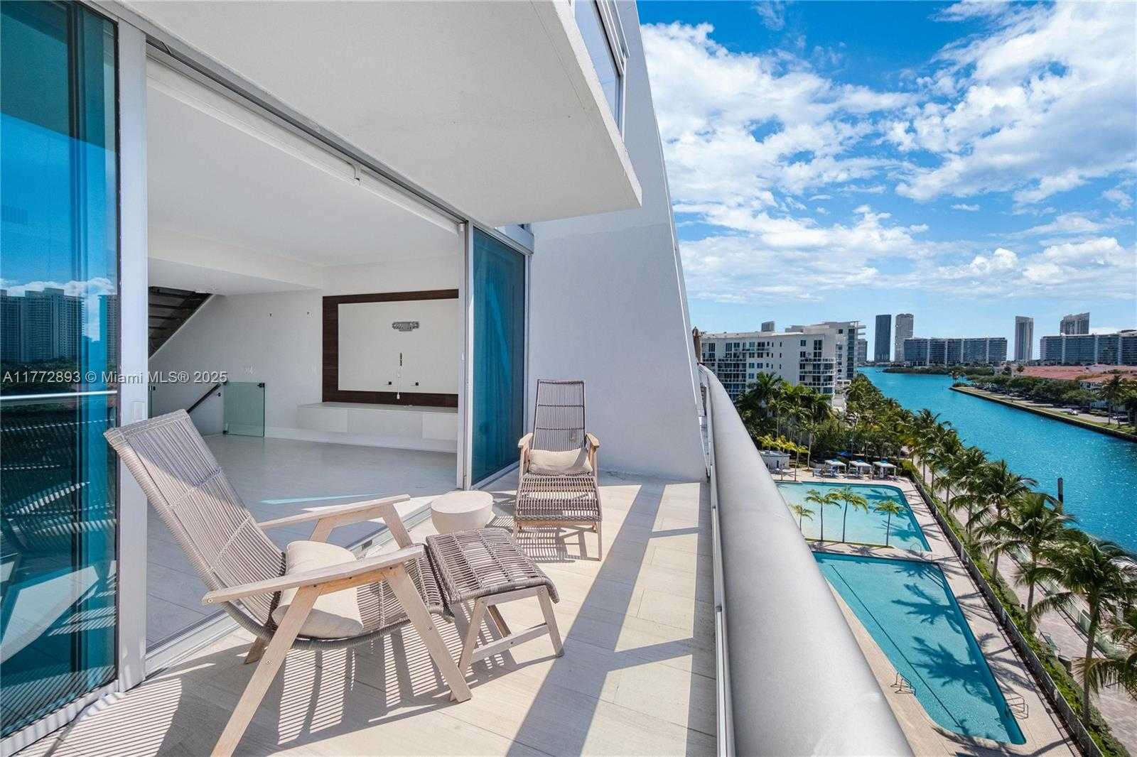 Small Image of Aventura Number 30