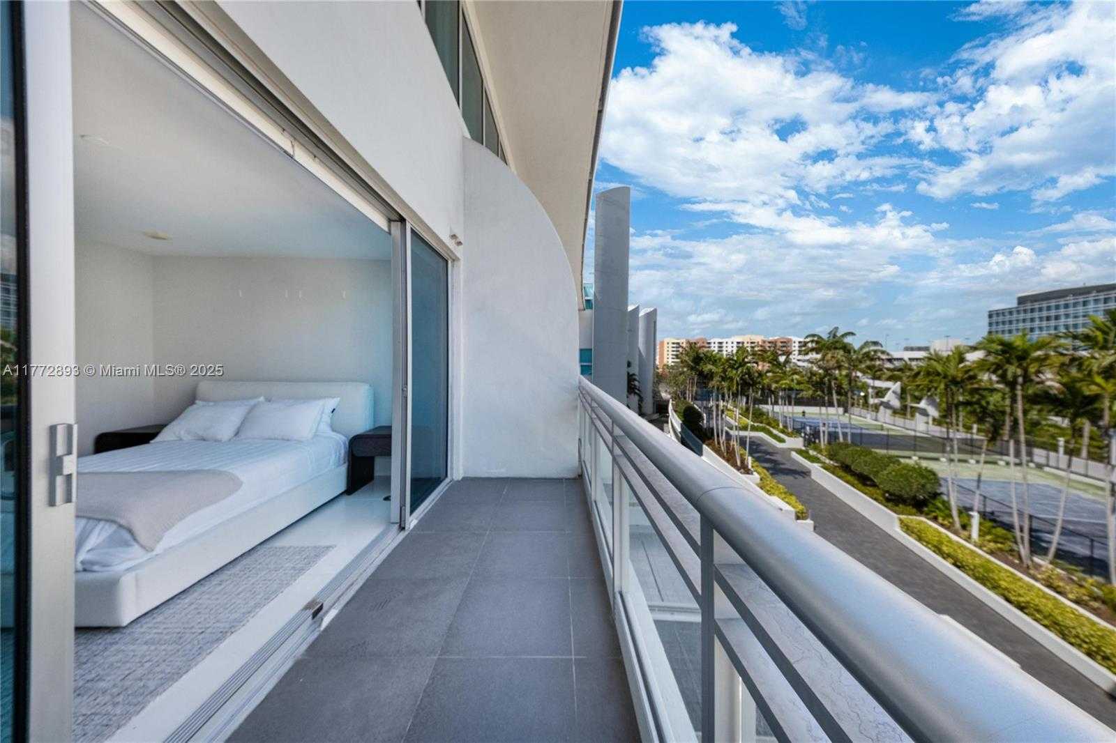 Small Image of Aventura Number 32