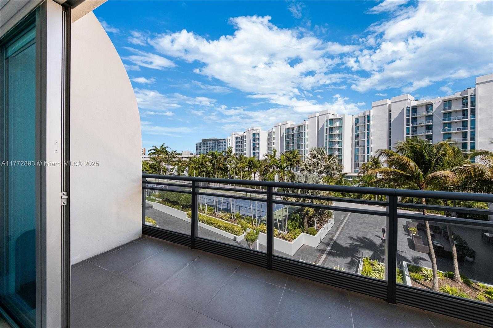 Small Image of Aventura Number 33
