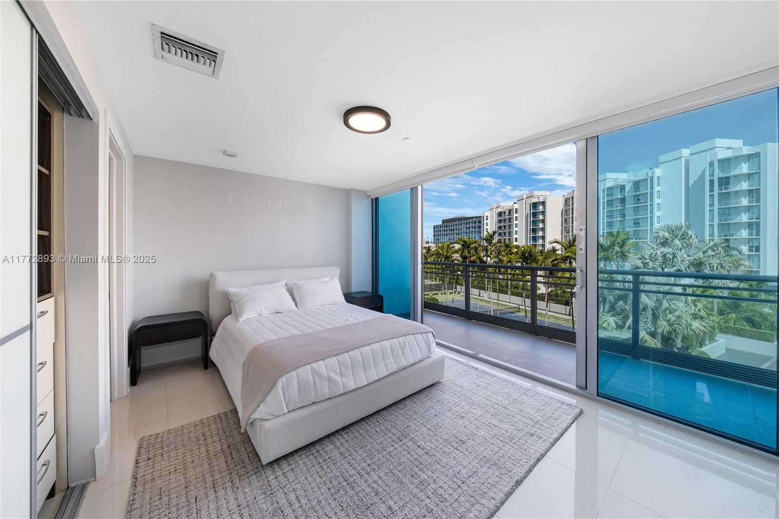 Small Image of Aventura Number 35