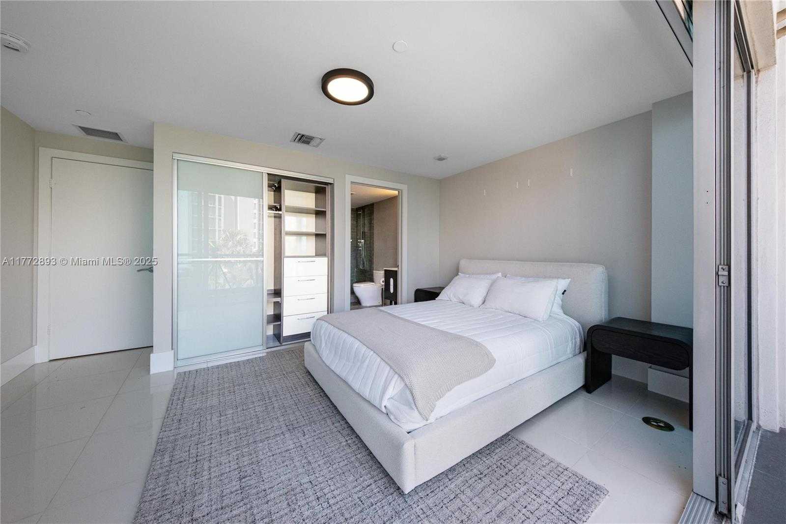 Small Image of Aventura Number 37