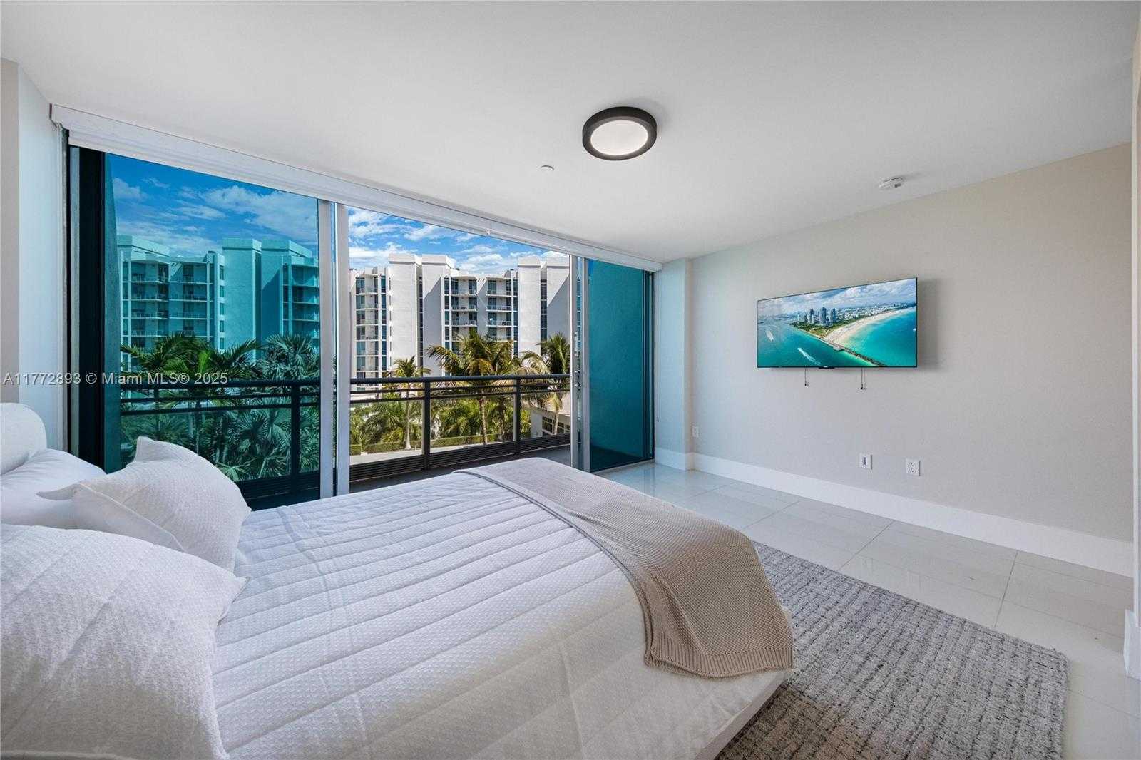 Small Image of Aventura Number 38