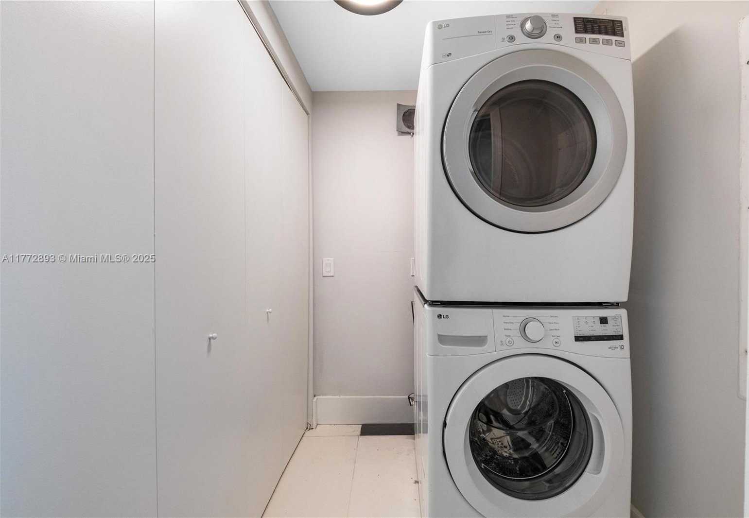 Small Image of Aventura Number 41