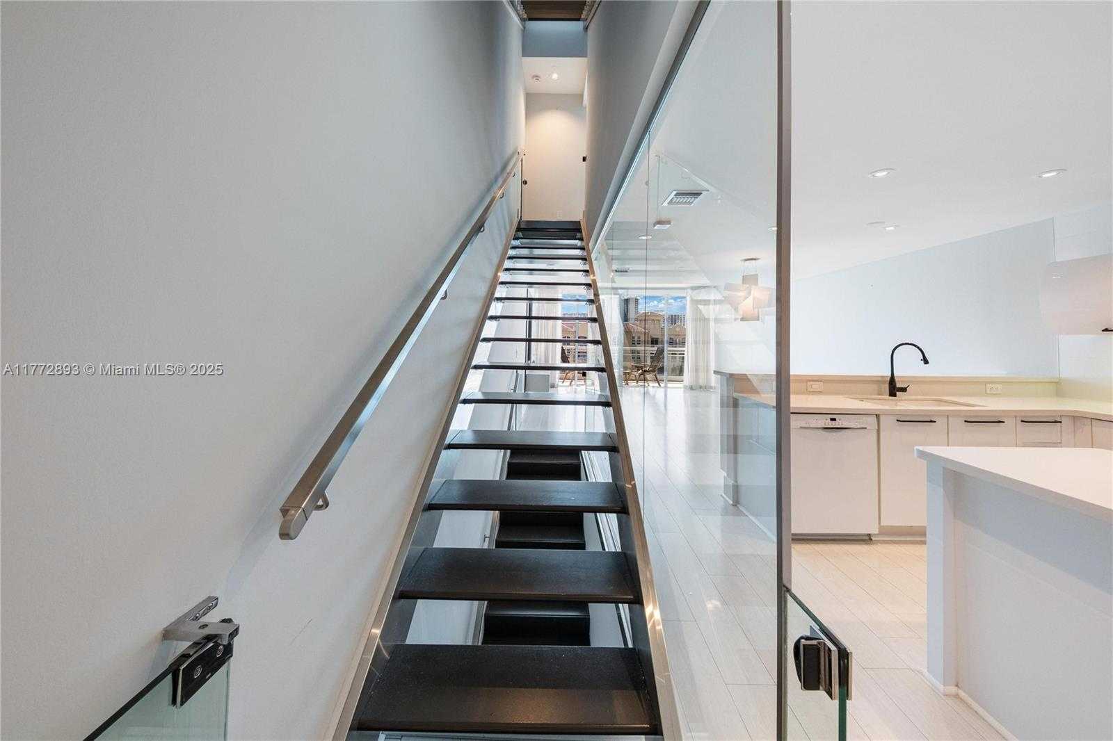 Small Image of Aventura Number 42