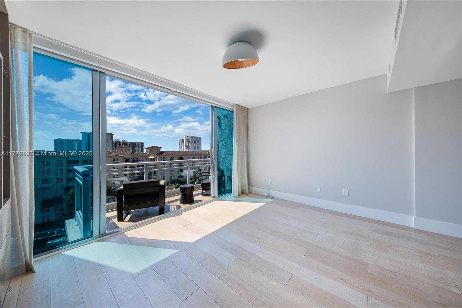 Small Image of Aventura Number 43