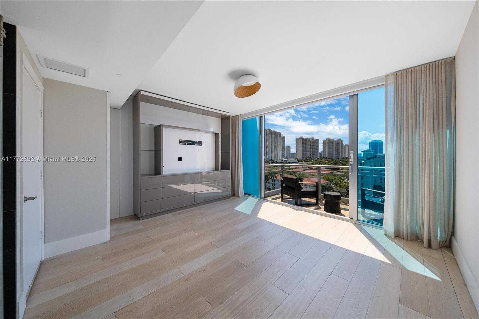 Small Image of Aventura Number 44