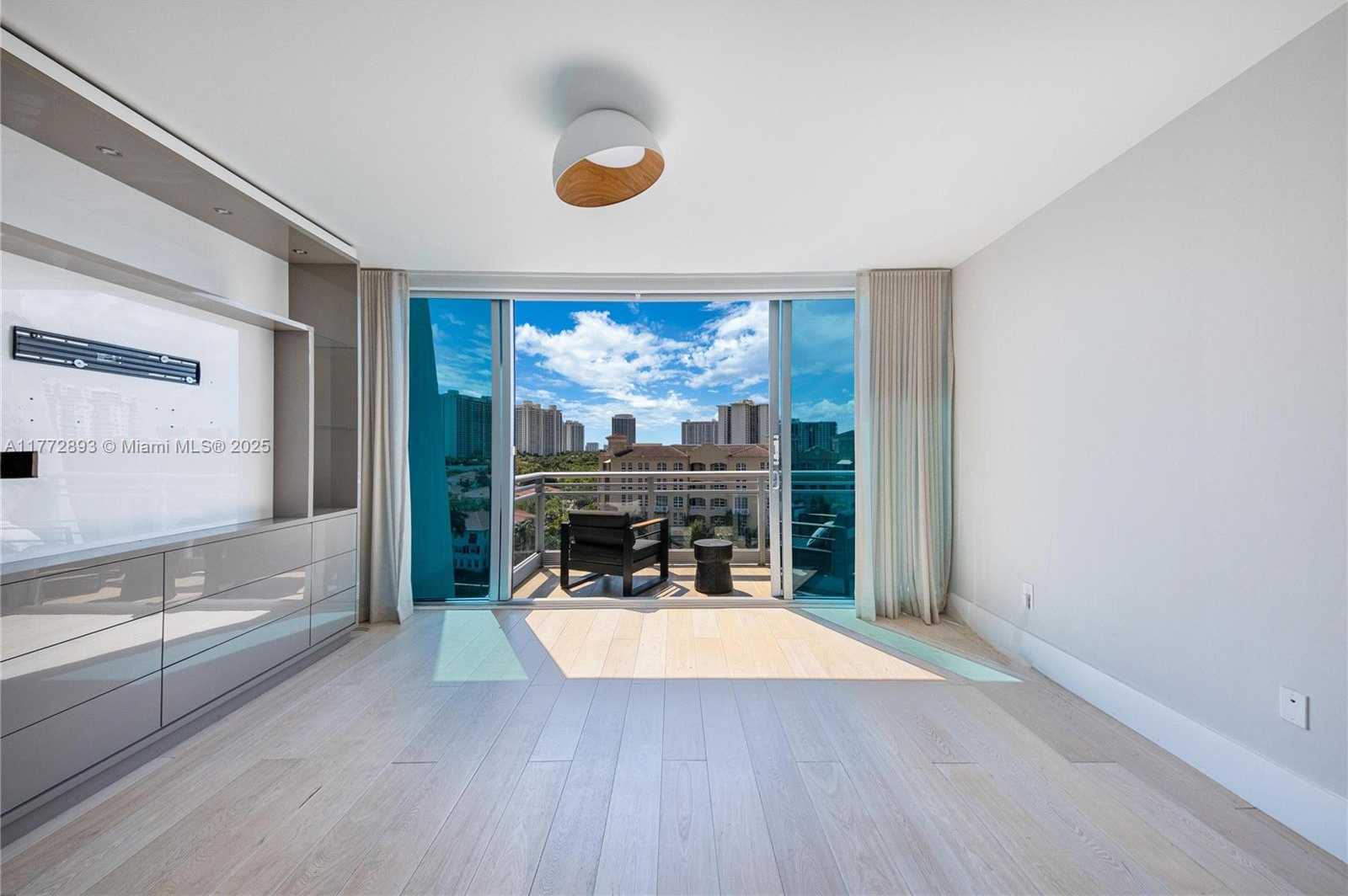 Small Image of Aventura Number 45