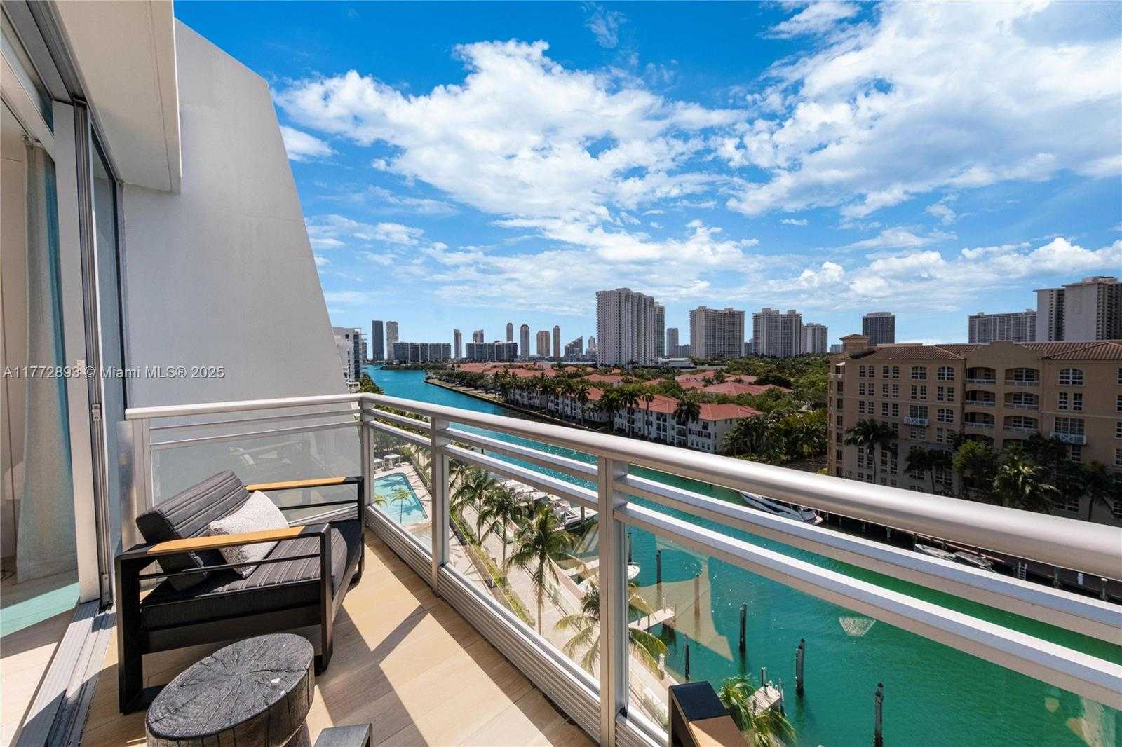 Small Image of Aventura Number 48