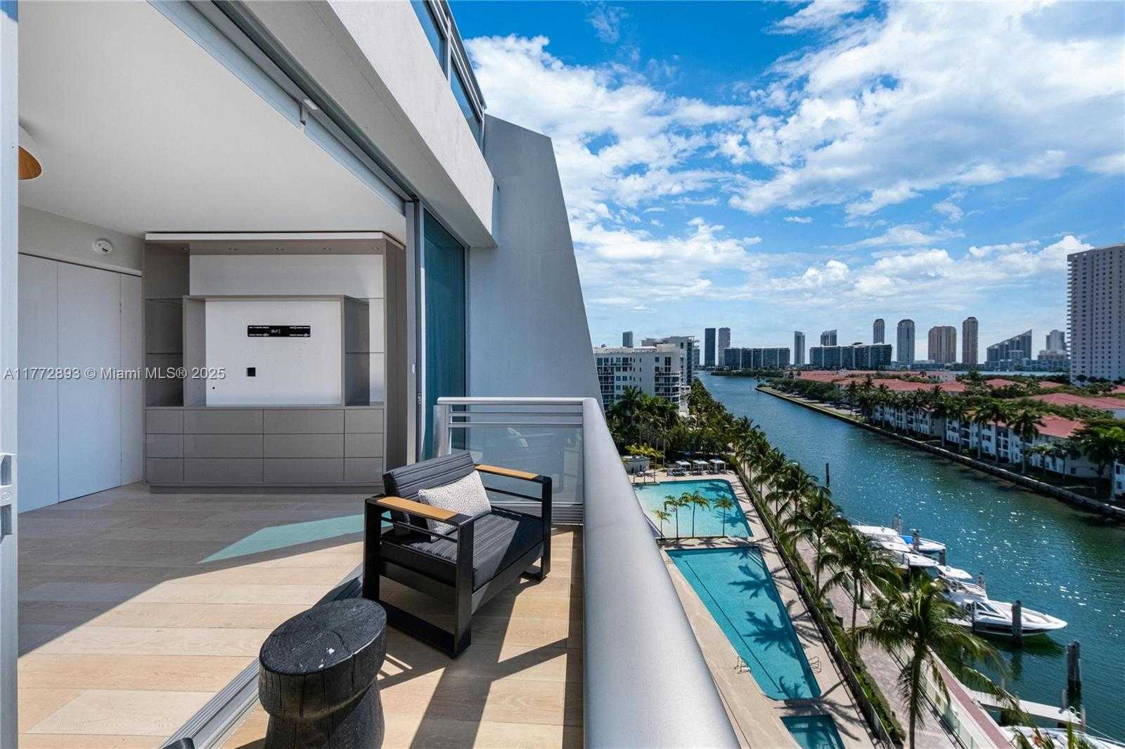 Small Image of Aventura Number 49