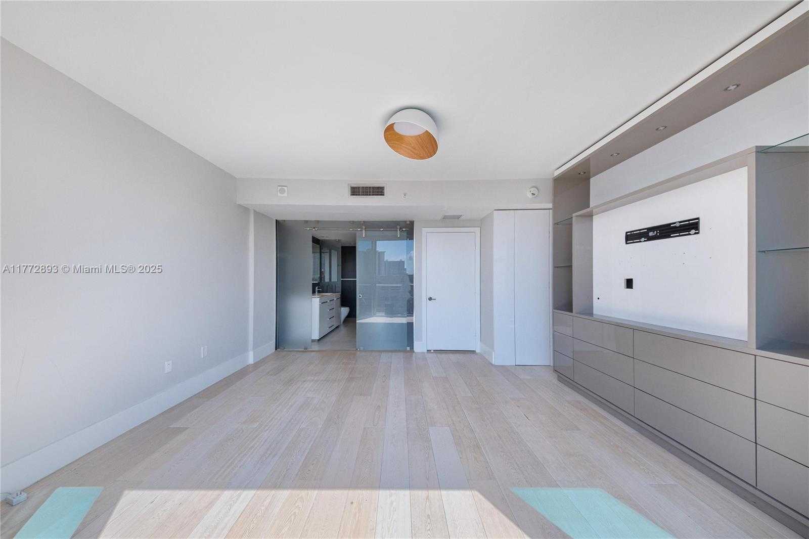 Small Image of Aventura Number 51
