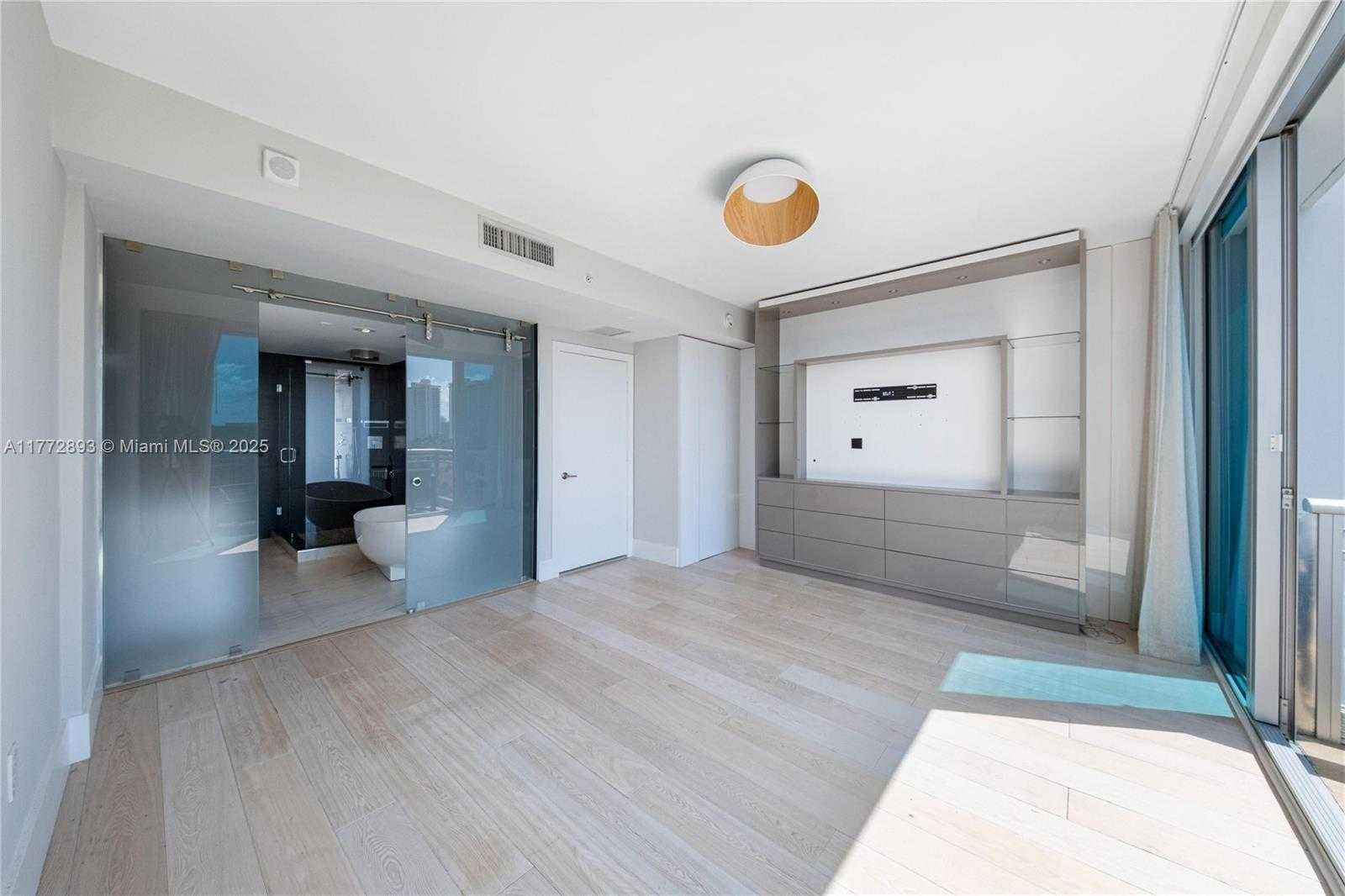 Small Image of Aventura Number 52