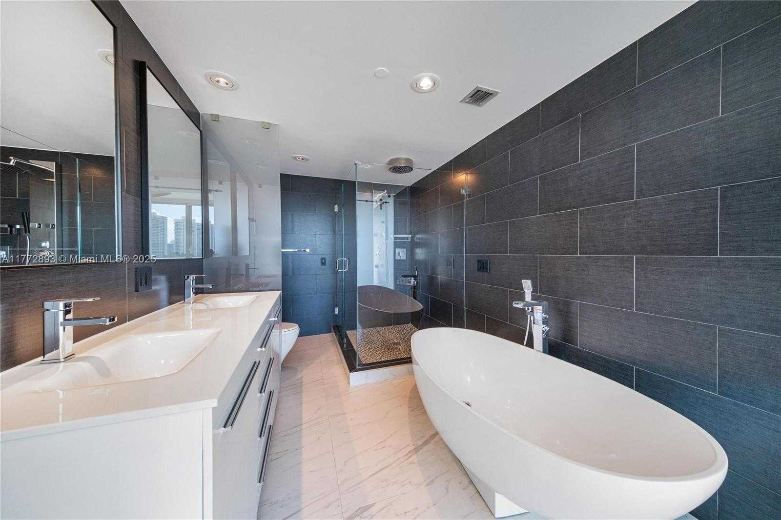 Small Image of Aventura Number 55