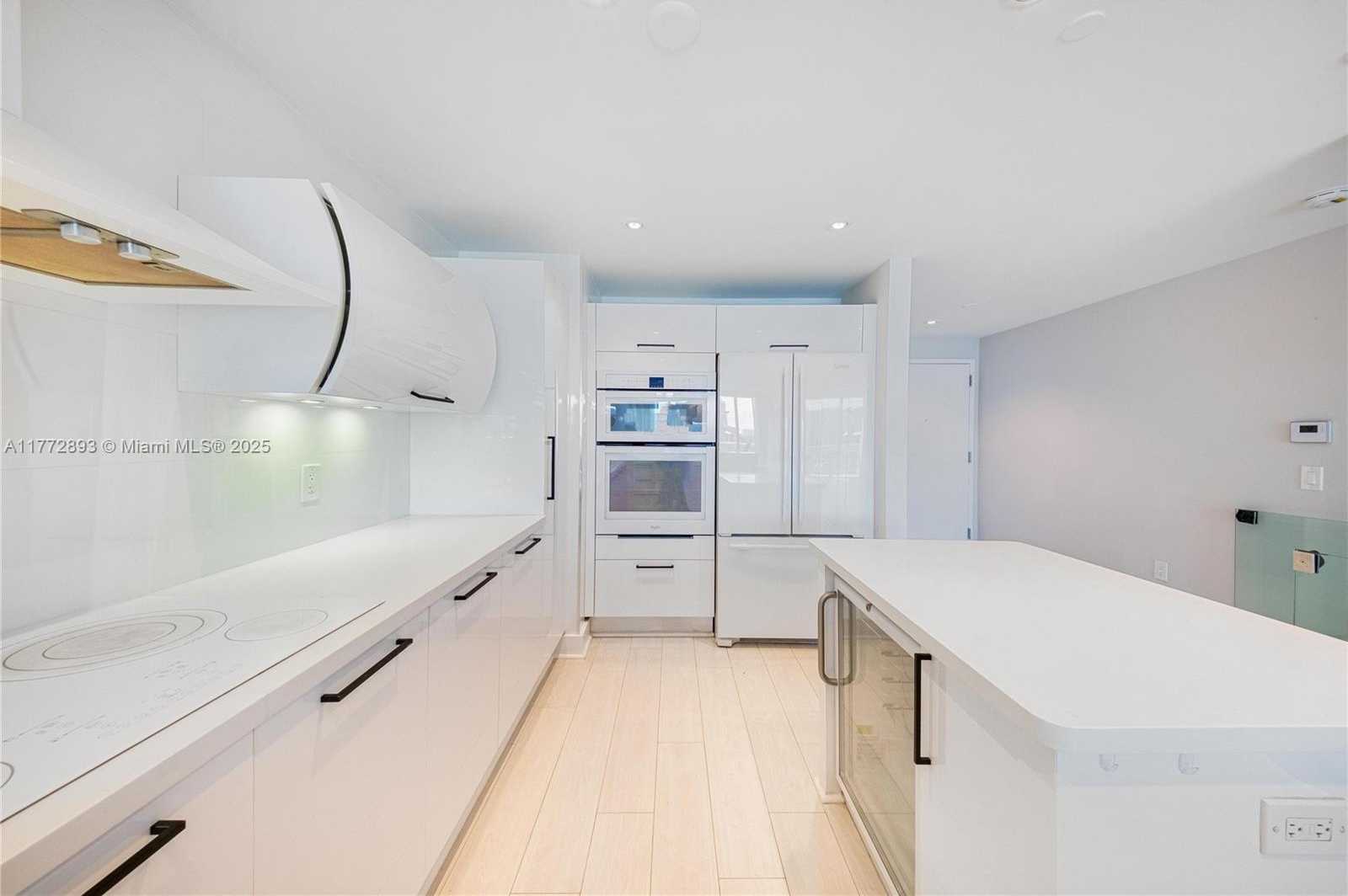 Small Image of Aventura Number 6
