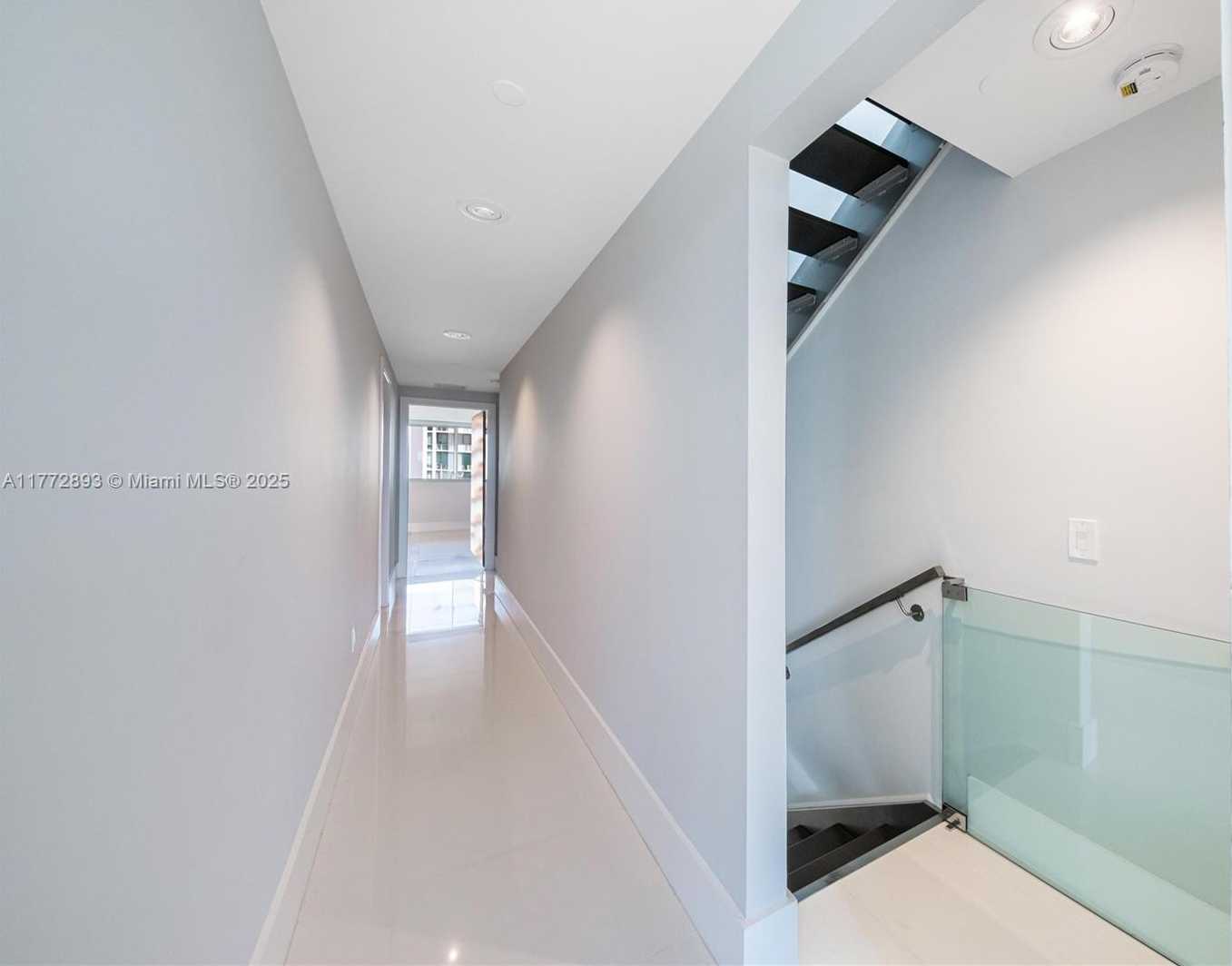 Small Image of Aventura Number 60