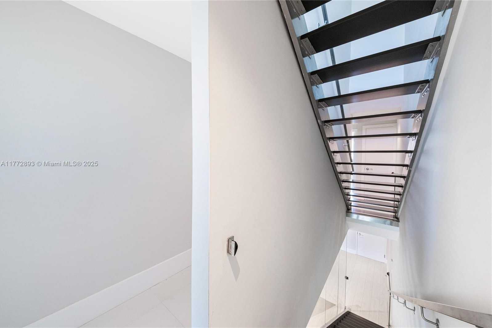 Small Image of Aventura Number 61