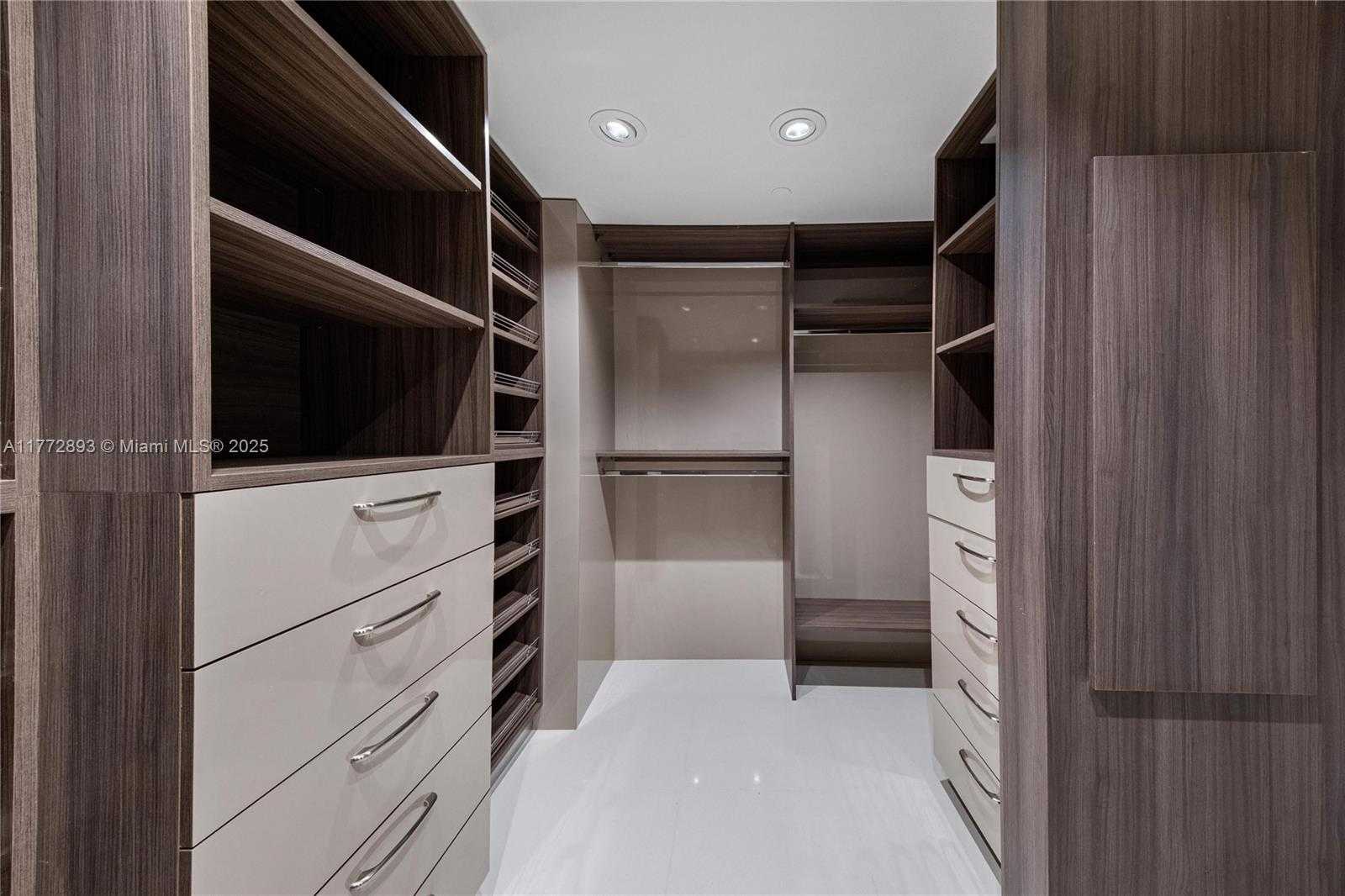 Small Image of Aventura Number 62