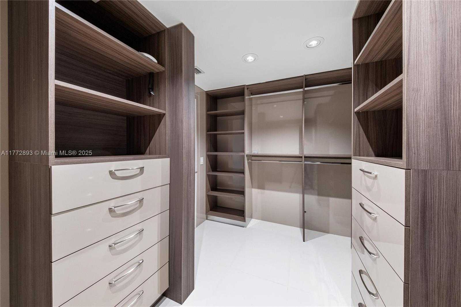 Small Image of Aventura Number 63
