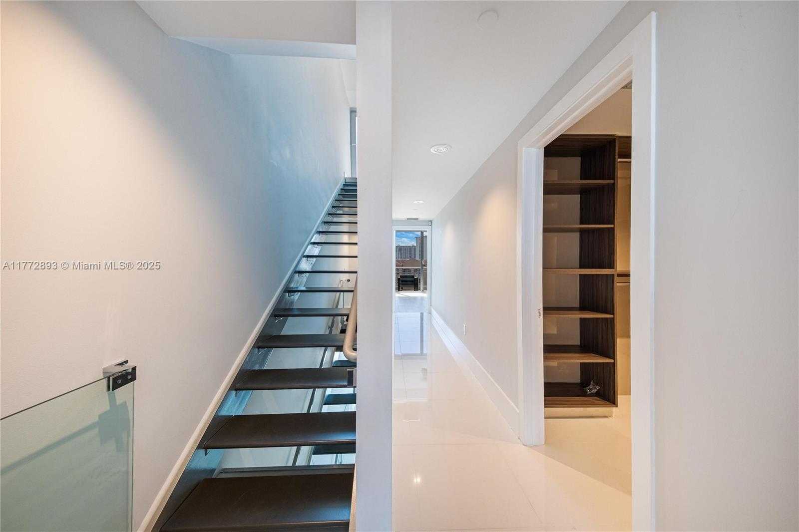 Small Image of Aventura Number 64